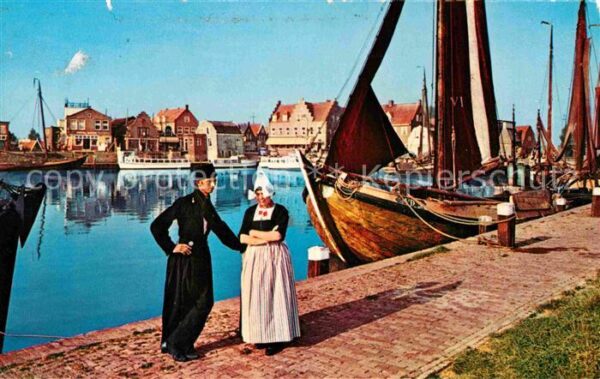 Volendam Kai am Hafen Fischerboote Trachten