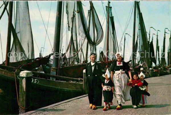 Volendam Am Hafen Fischerboote Trachten