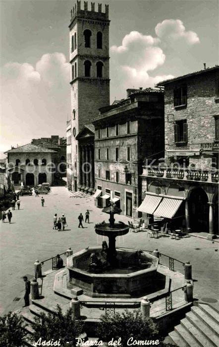 Assisi Umbria Piazza del Comune Fontana Rathausplatz