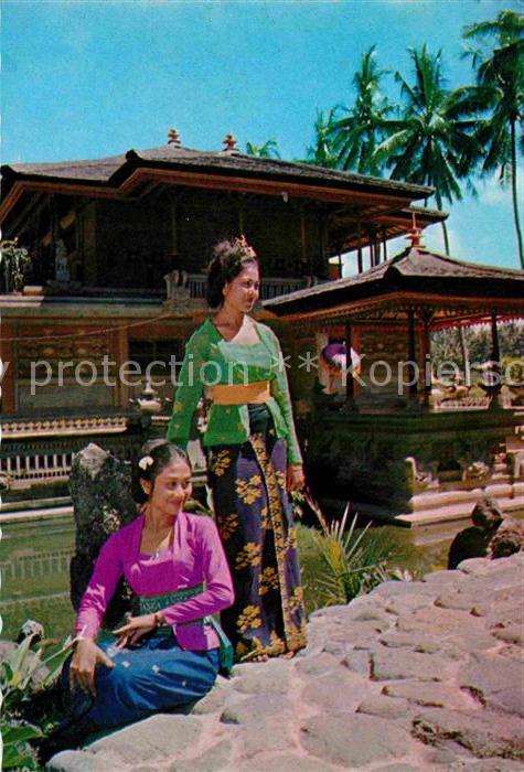 Bali Indonesien Gadis Bali didepan Gedung Pusat Kesenia
