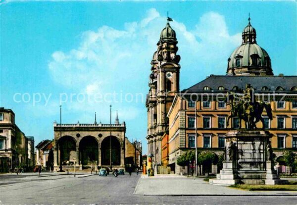 Muenchen Odeonsplatz Feldherrnhalle Theatinerkir