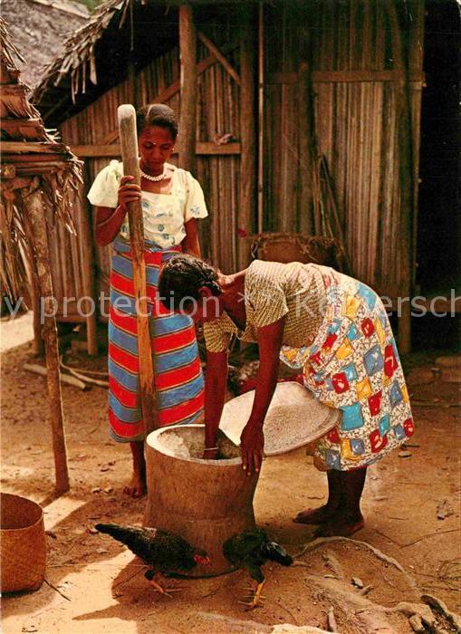 Madagascar Cote-Est Pileuses de riz