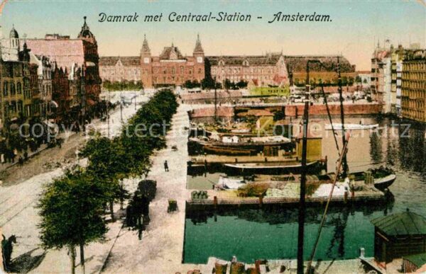 Amsterdam Niederlande Damrak met Centraal-Station Wilhelmina-
