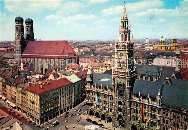 Muenchen Rathaus und Frauenkirche