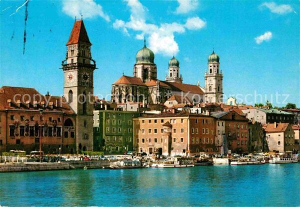 Passau Donaupartie mit Rathaus und Dom