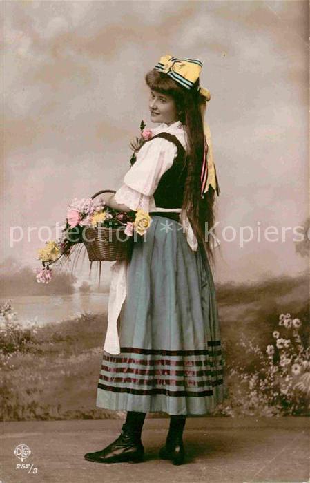 Foto DLG Nr. 252/3 Mädchen Tracht Rosen