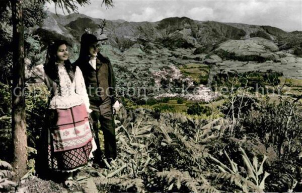San Miguel Acores Vale das Furnas Junges Paar Trachten