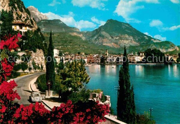 Riva del Garda Uferstrasse Gardasee Berge
