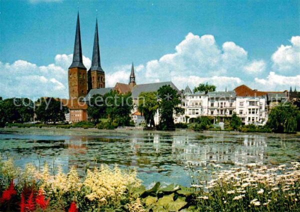 Luebeck Uferpartie am Wasser Blick zur Kirche