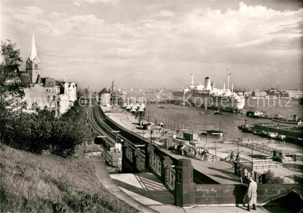 Hamburg Blick vom Stintfang auf Überseebrücke P