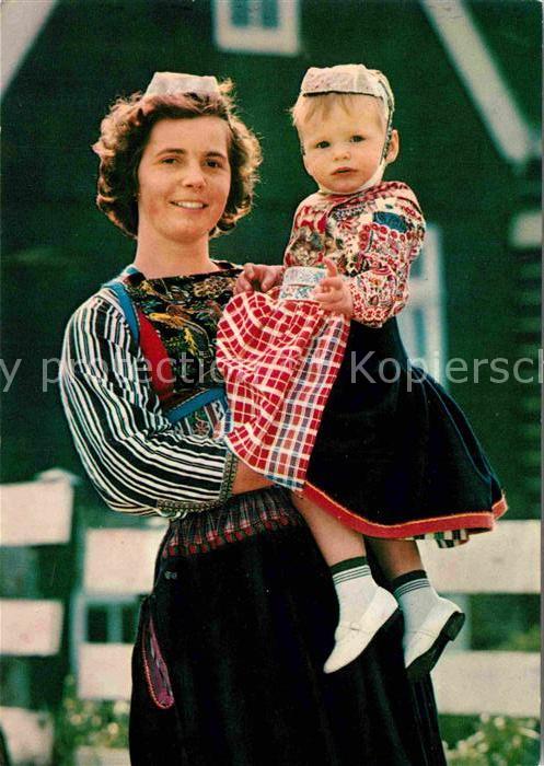 Marken Mutter mit Kind in Tracht