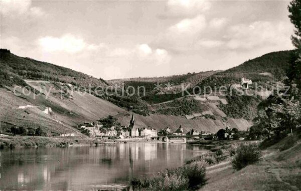 Bernkastel-Kues Uferpartie an der Mosel Burg Landshut