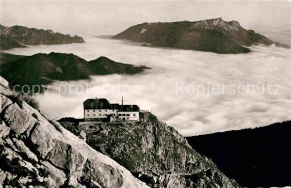 Watzmannhaus mit Untersberg über dem Nebelmeer