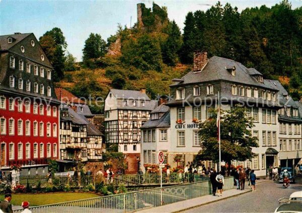 Monschau Rotes Haus mit Burgruine Haller
