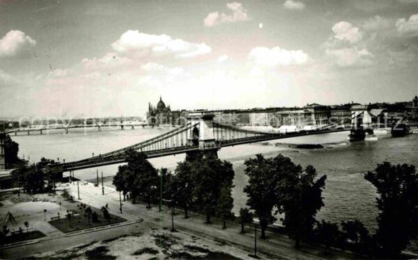 Budapest Donaupartie mit Brücken