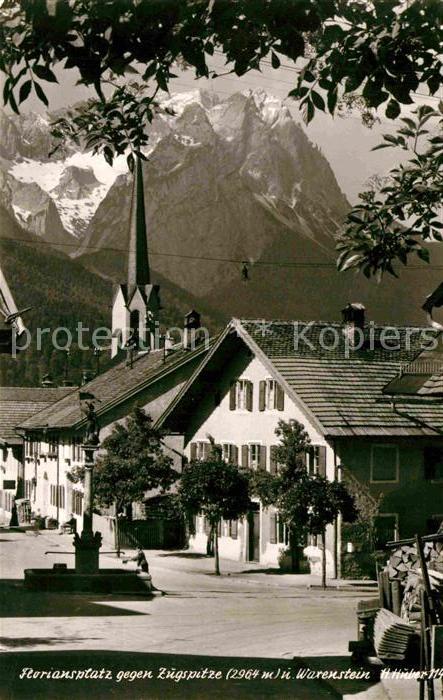 Murnau Staffelsee Floriansplatz gegen Zugspitze und Waxen