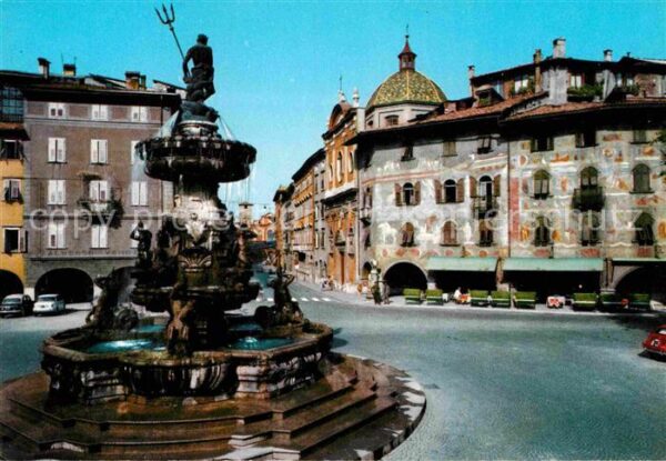 Trento Piazza Duomo Fontana del Nettuno e Casa