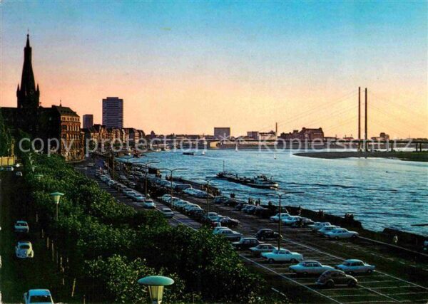 Duesseldorf Rheinufer und Rheinkniebrücke