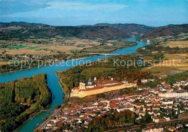 Melk Donau Stift im Hintergrund Eingang der Wachau