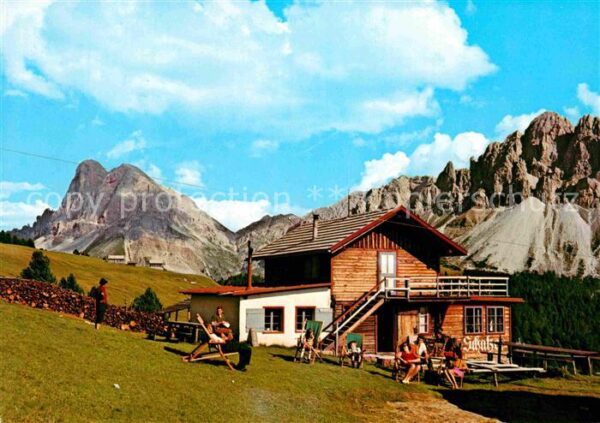 Brixen Suedtirol Schatzerhütte mit Peitlerkofel Dolomite