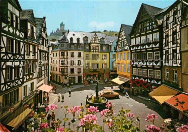 Cochem Mosel Marktplatz mit St Martinsbrunnen und Bu