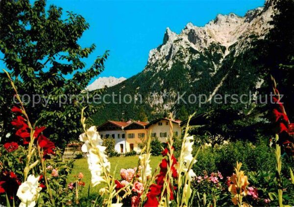 Mittenwald Bayern Häuser am Untermarkt mit Karwendel
