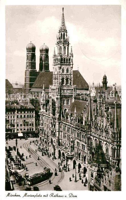 Muenchen Marienplatz mit Rathaus und Dom Frauenk