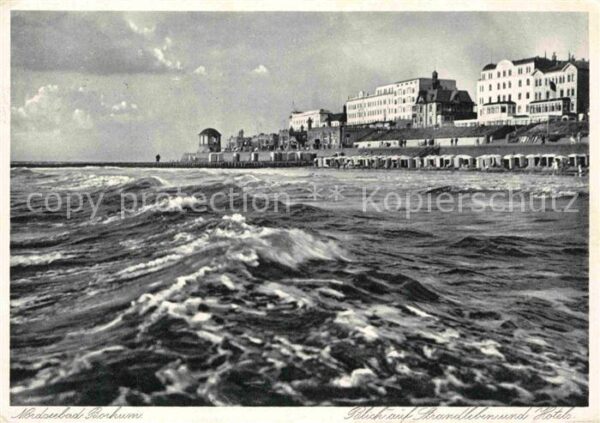 Borkum Blick auf Strandleben und Hotels