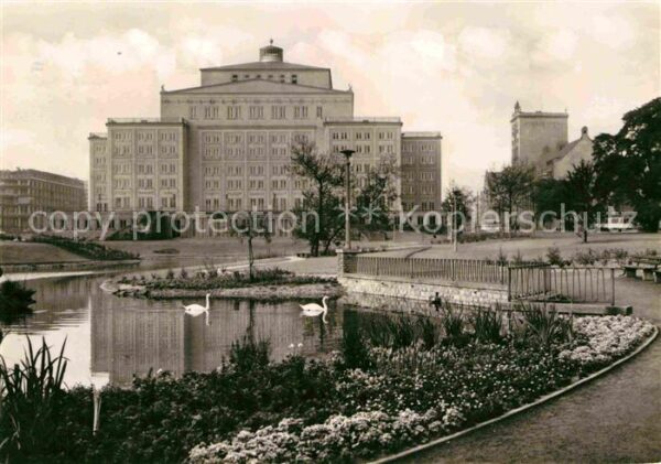 Leipzig Opernhaus mit Schwanenteich Messestadt
