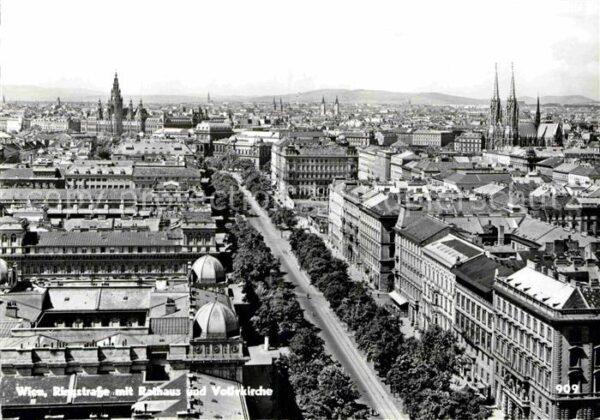 Wien Ringstrasse mit Rathaus und Votivkirche