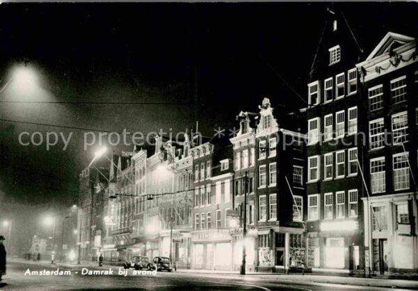 Amsterdam Niederlande Damrak bij avond Nachtaufnahme