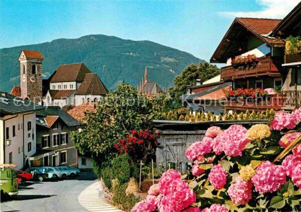 Scena Merano Ortsmotiv mit Kirche