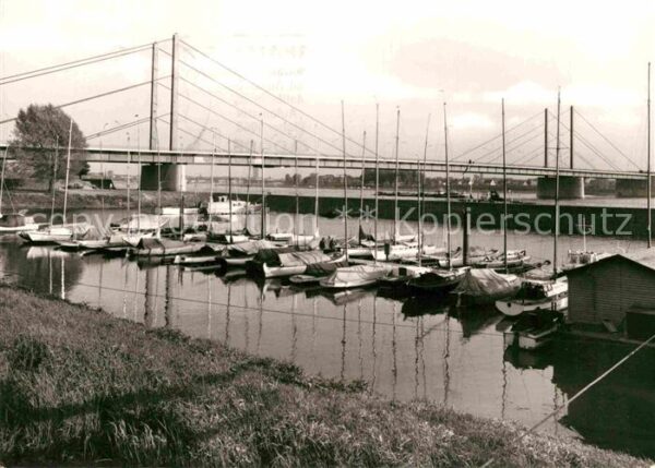 Duesseldorf Theodor Heuss-Brücke Hafen