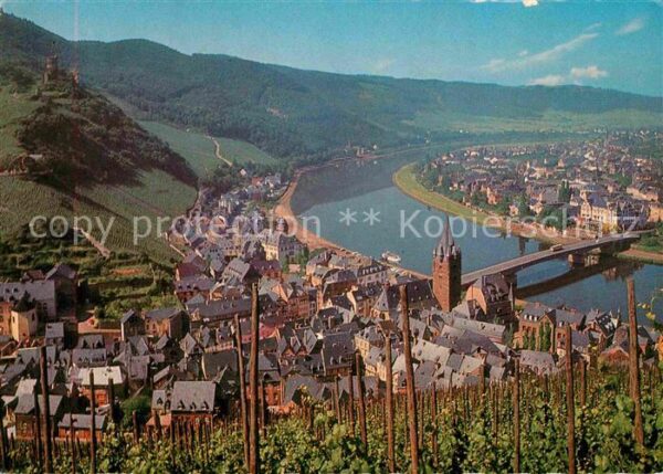 Bernkastel-Kues Panorama mit Ruine Landshut Moselbrücke
