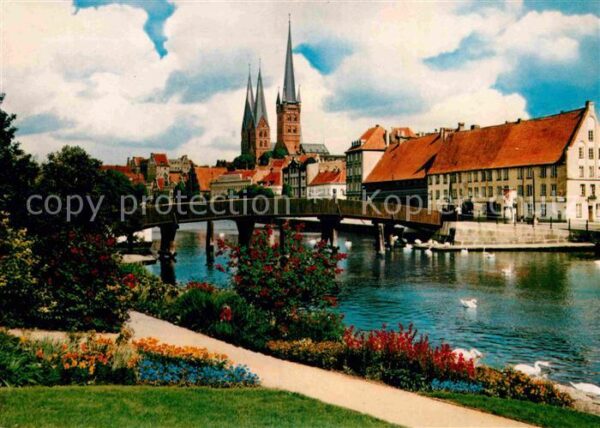 Luebeck Blick vom Malerwinkel Uferpromenade Brü