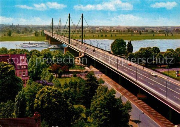 Duesseldorf Theodor Heuss Brücke Rhein
