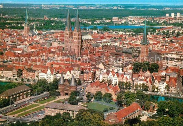 Luebeck Altstadt mit Holstentor Hansestadt Flie