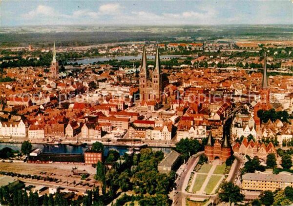 Luebeck Stadtbild mit Holstentor Hansestadt Fli