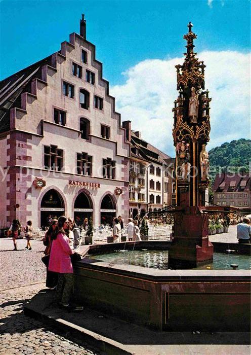 Freiburg Breisgau Münsterplatz Kornhaus mit Fischbrunnen