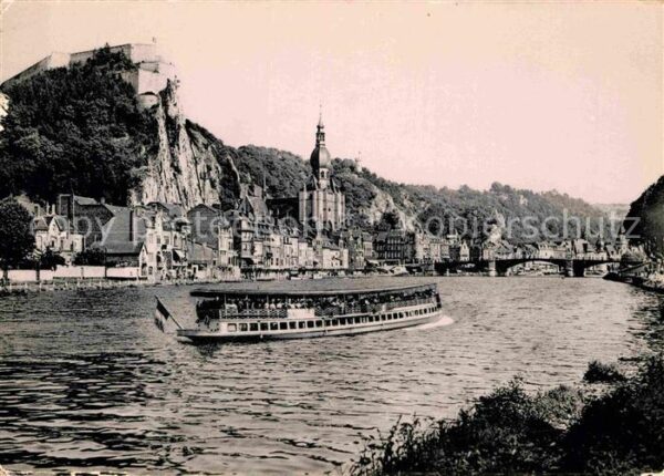 Dinant Wallonie Citadelle Eglise et Bateau