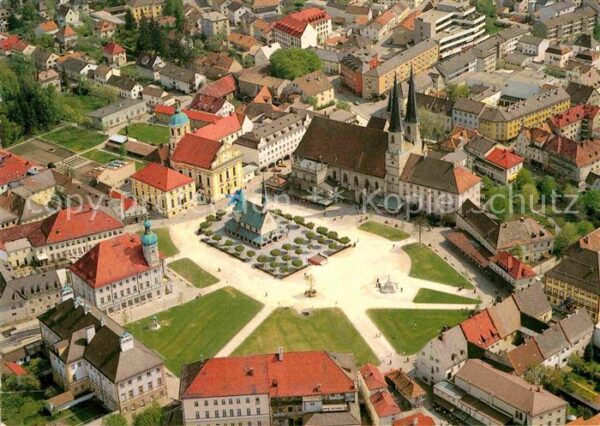 Altoetting Blick auf Kapellplatz Zentrum Fliegerau