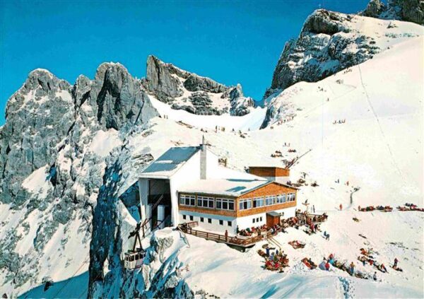 Mittenwald Bayern Karwendelbahn Bergstation gegen Westlic