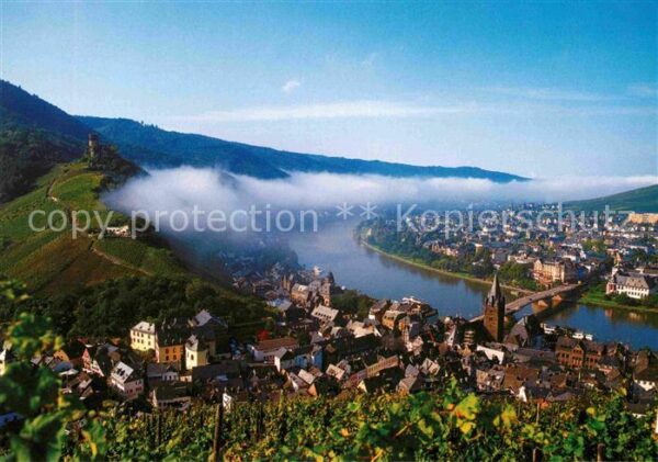 Bernkastel-Kues Morgennebel über der Mosel