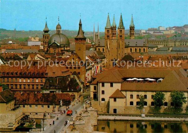 Wuerzburg Blick über die alte Mainbrücke Rathaus