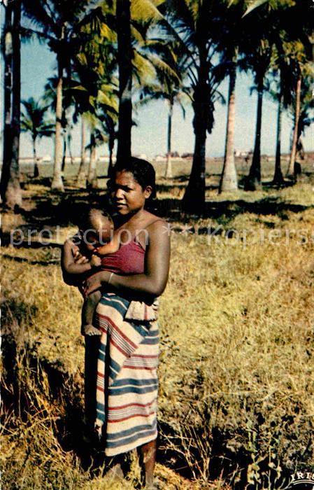 Madagascar Femme a l'enfant