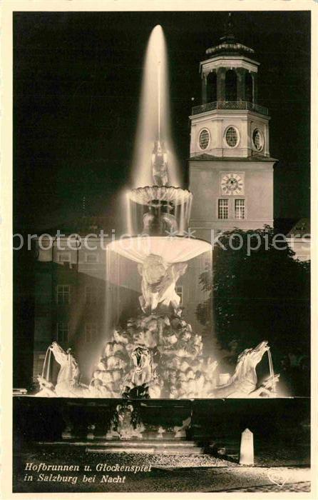 Salzburg Oesterreich Hofbrunnen und Glockenspiel bei Nacht
