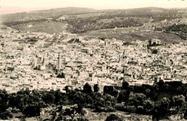 Fes Fez Maroc Panorama vers la Mosquee Karouiine et l