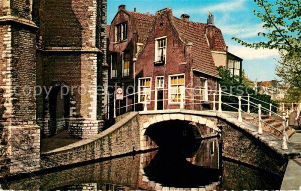 Delft Kerkstraat met oude Huisje