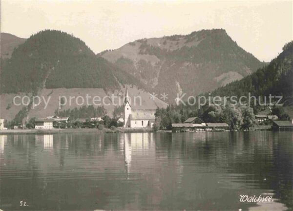 Walchsee Tirol Blick zur Kirche vom See aus Alpen
