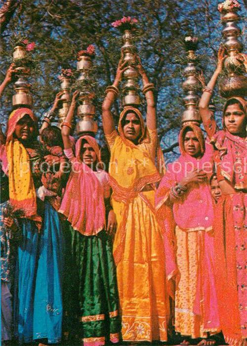 Typen Indien Young Maidens heading for Gangou